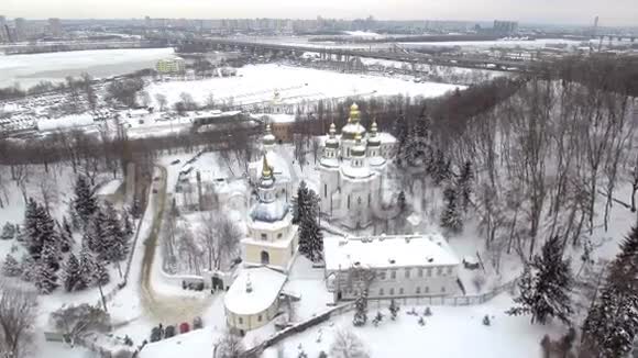 乌克兰基辅圣迈克尔维杜比斯基男修道院在教堂的背景下骑着直升机飞过视频的预览图