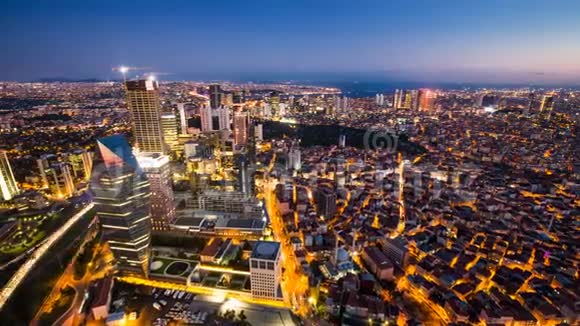 伊斯坦布尔城市景观和夜间金角屋顶的时间推移视频的预览图