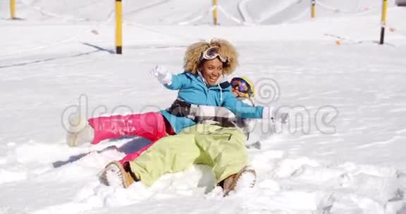 年轻夫妇在雪地里嬉戏视频的预览图