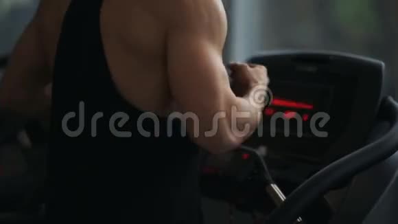 健身房跑步机上的男性运动腿视频的预览图