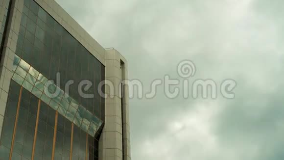法兰克福摩天大楼的低角度延时视图显示云层在头顶移动视频的预览图