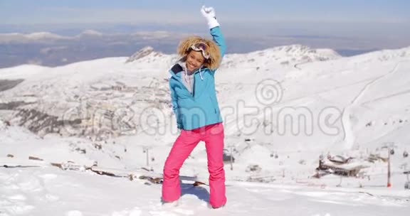 穿着滑雪服的单身女子挥舞着手臂视频的预览图