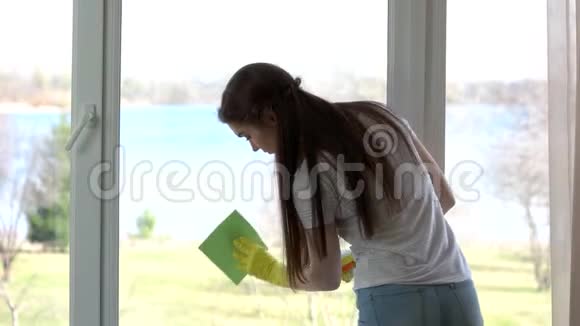 年轻女性擦窗户视频的预览图