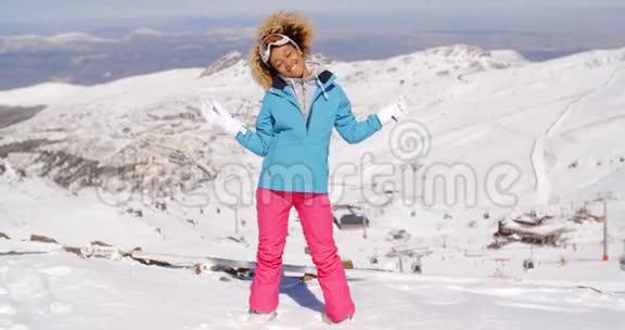 穿着滑雪服的单身女子挥舞着手臂视频的预览图