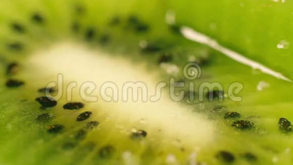 糖晶在成熟的绿色猕猴桃宏镜头下下雨视频的预览图