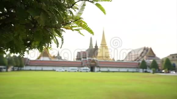 高级旅行到沃特法拉卡尤大皇宫翡翠佛寺与天空和绿色草坪泰国曼谷地标视频的预览图