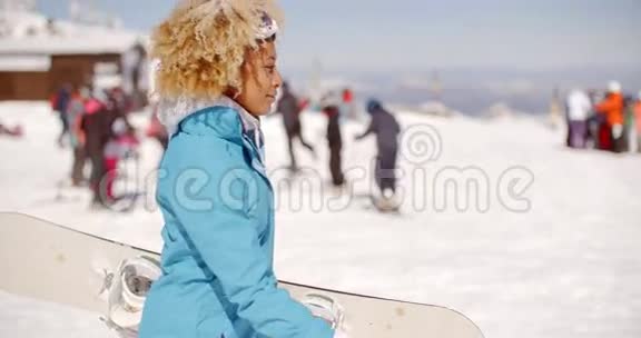 时髦的年轻女人拿着她的滑雪板视频的预览图