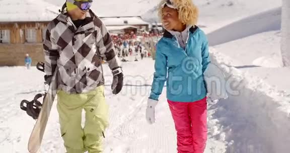 一对年轻夫妇在大雪中散步视频的预览图