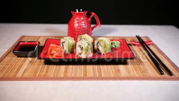 竹制背景下日本绿色寿司视频的预览图