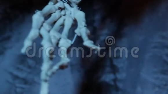 在深蓝色的洞穴里把人工骨架手臂搭起来视频的预览图