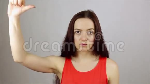悲伤的年轻女子竖起大拇指视频的预览图
