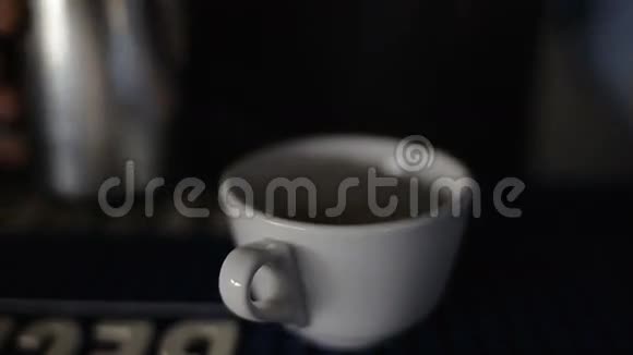 旋转的牛奶倒入一杯咖啡中卡布奇诺制剂视频的预览图