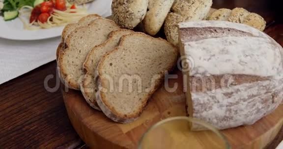 带意大利面和面包的晚餐桌套视频的预览图