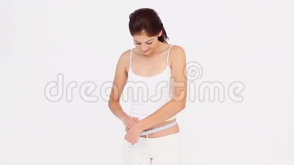 一个腰缠带子的女人视频的预览图