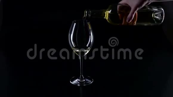把白葡萄酒倒入玻璃杯中黑色轮廓慢动作视频的预览图