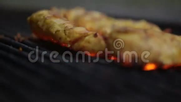 在烤肉上煮肉视频的预览图
