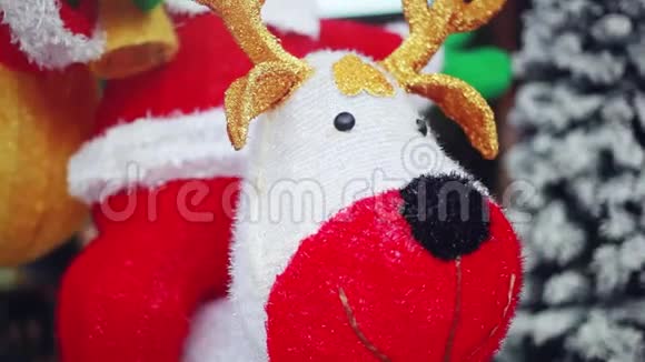 有驯鹿和圣诞树的圣诞老人1920x1080视频的预览图