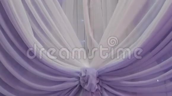 紫色窗帘有灯光作为装饰视频的预览图