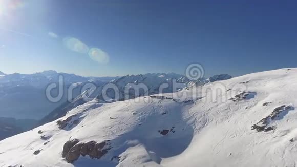 飞向雪崖边缘视频的预览图