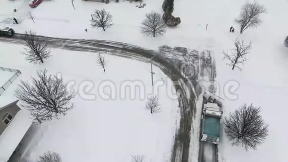 冬季风暴除雪用雪犁清除住宅街道视频的预览图