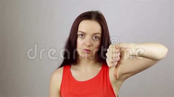 悲伤的年轻女子竖起大拇指视频的预览图