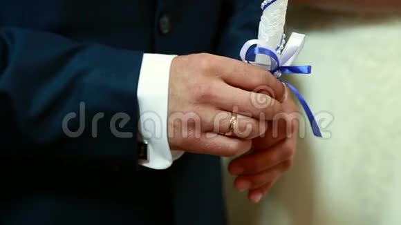 婚礼期间新郎和新娘手里拿着厚厚的白蜡烛视频的预览图