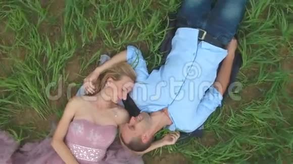 帅哥和女朋友躺在地上做梦视频的预览图