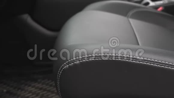 时尚的黑色皮革座椅在车上漂亮的皮车内饰设计汽车里的豪华皮革座椅视频的预览图