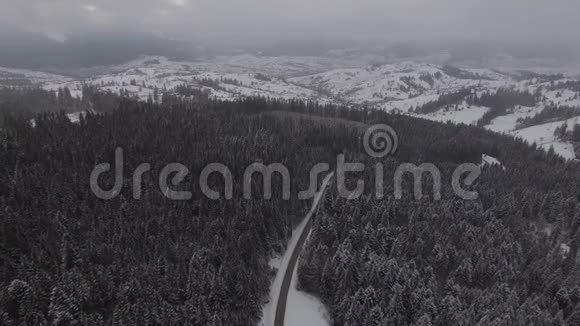 冬季道路上方美丽的鸟瞰图视频的预览图