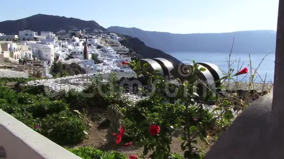 希腊圣托里尼岛横跨建筑物向海岸航行视频的预览图