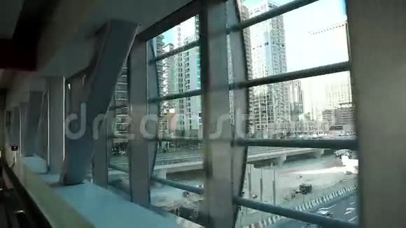 旅行家从迪拜码头的窗户观看阿拉伯联合酋长国视频的预览图