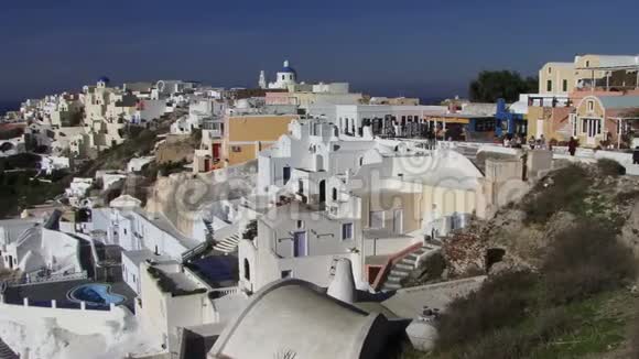 希腊圣托里尼岛横跨建筑物向海岸航行视频的预览图