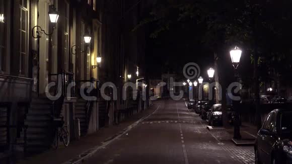 阿姆斯特丹市夜间在运河区的阿姆斯特丹街景视频的预览图