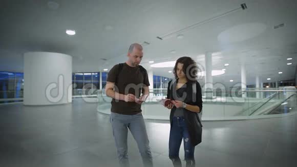 一对幸福的年轻夫妇正在机场等着旅行视频的预览图