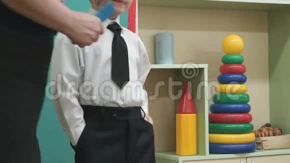 一个小男孩站在镜头前摆姿势视频的预览图