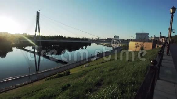河上的工业区视频的预览图
