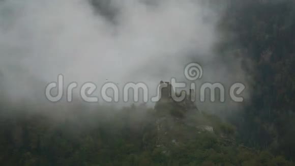 晨雾笼罩高加索山区的塔楼废墟格鲁吉亚视频的预览图