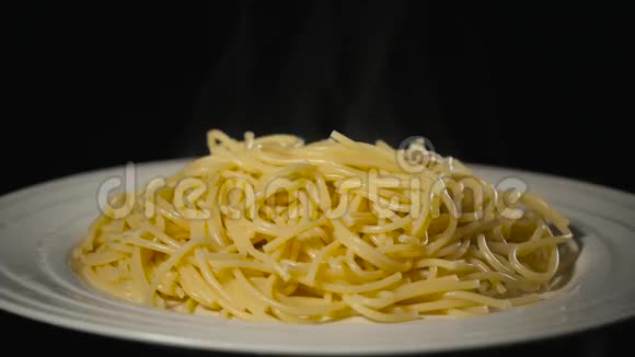 黑底意大利面配博洛尼亚酱上菜特大号视频的预览图