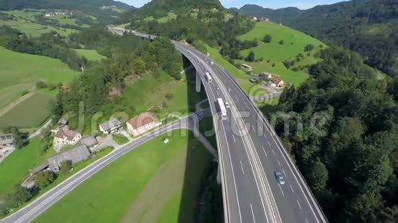 大自然中的公路大桥视频的预览图
