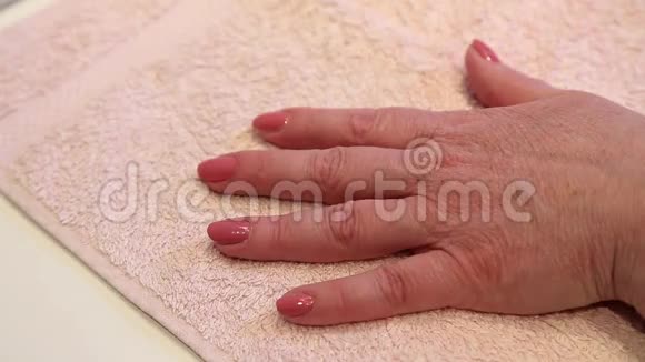 美容店的美容治疗女人把指甲上的清漆去掉视频的预览图