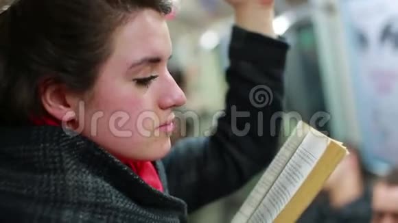 女人在地铁里看书视频的预览图