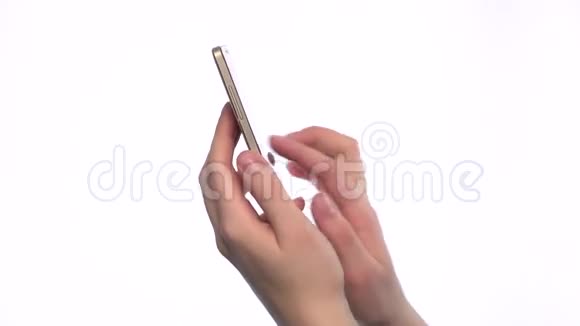 双手握住白色智能手机视频的预览图