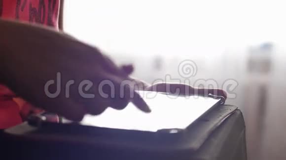 女性使用数码平板电脑浏览互联网并在平板电脑上观看视频并观看手中的视频片段视频的预览图