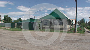 吉尔吉斯斯坦Przhevalsk03八月2014年农村小房子矗立在路边视频的预览图
