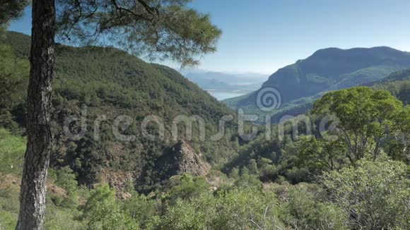 可俯瞰大海的山岭高视角视频的预览图