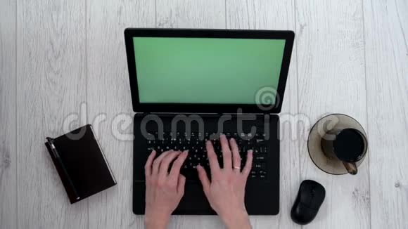 笔记本电脑的工作手放在笔记本电脑键盘上打字视频的预览图