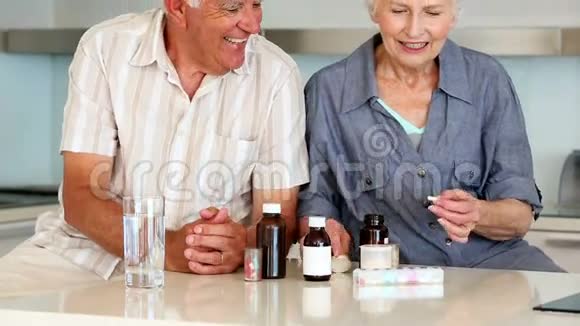 一对老年夫妇组织他们的药视频的预览图