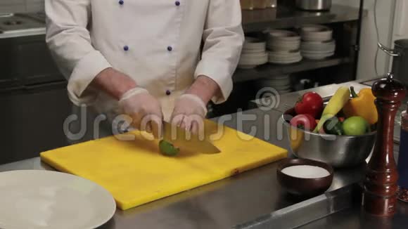 厨师切酸橙中号视频的预览图