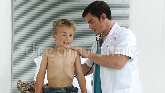 医生用听诊器检查孩子视频的预览图