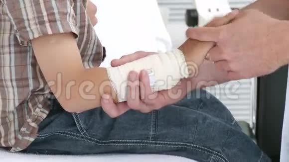 男医生检查儿童手腕视频的预览图